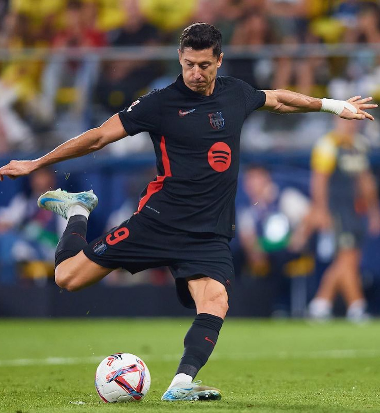 巴黎轻取塞维利亚，莱万点燃赛场